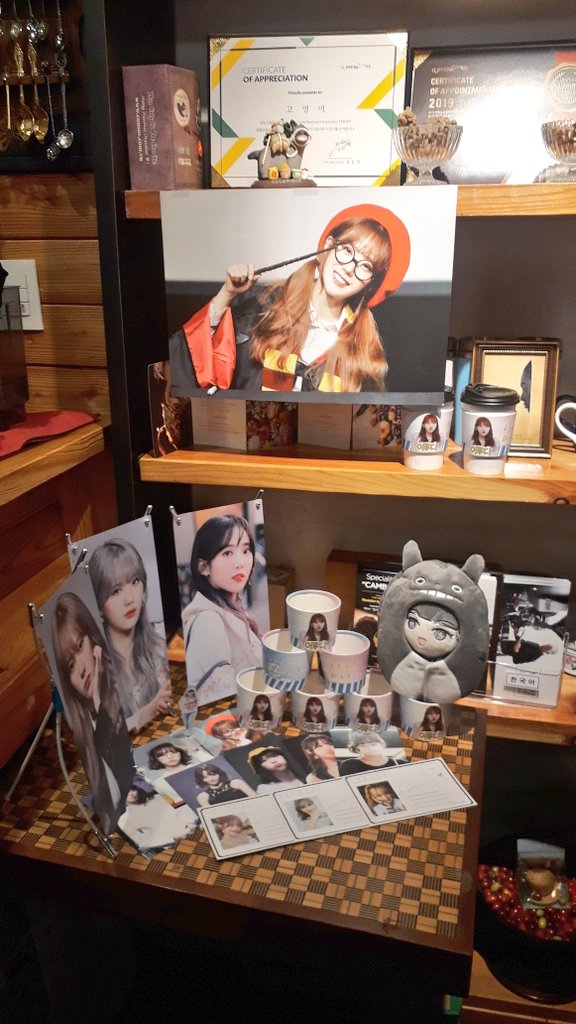 bo_ramoo's tweet image. 20.03.06💜칼디커피하우스 홍대본점

피곤해서,주말에 가려다가
기왕이면 6일에 가고싶어서
퇴근하자마자,코로나뚫고
2시간달려감🚊

컵홀더만 있는줄알았는데
마스킹테이프,양면엽서 10종까지!😍

5천원짜리 수제쿠키,2개 구매하고
특전도 2개😍
엽서 짱 예쁨👍

#고마워_내가수_이루다
#HappyLudaDay