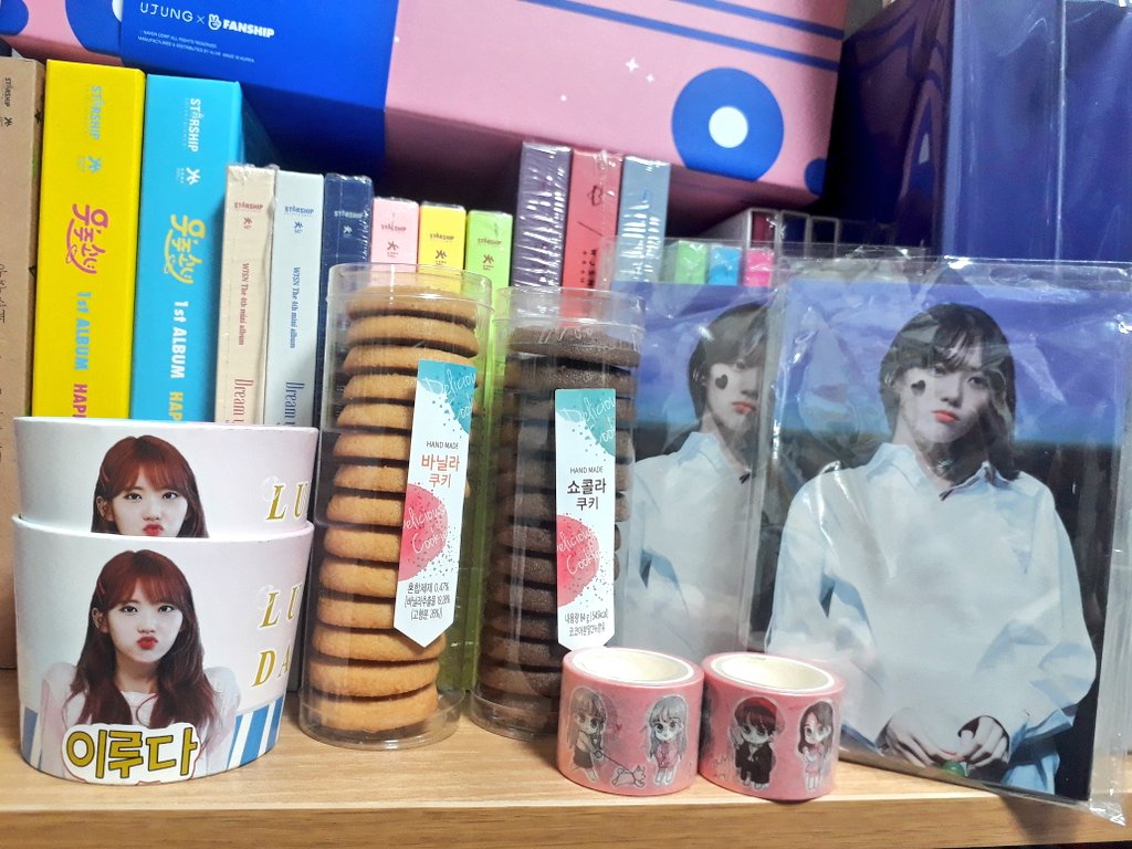 bo_ramoo's tweet image. 20.03.06💜칼디커피하우스 홍대본점

피곤해서,주말에 가려다가
기왕이면 6일에 가고싶어서
퇴근하자마자,코로나뚫고
2시간달려감🚊

컵홀더만 있는줄알았는데
마스킹테이프,양면엽서 10종까지!😍

5천원짜리 수제쿠키,2개 구매하고
특전도 2개😍
엽서 짱 예쁨👍

#고마워_내가수_이루다
#HappyLudaDay