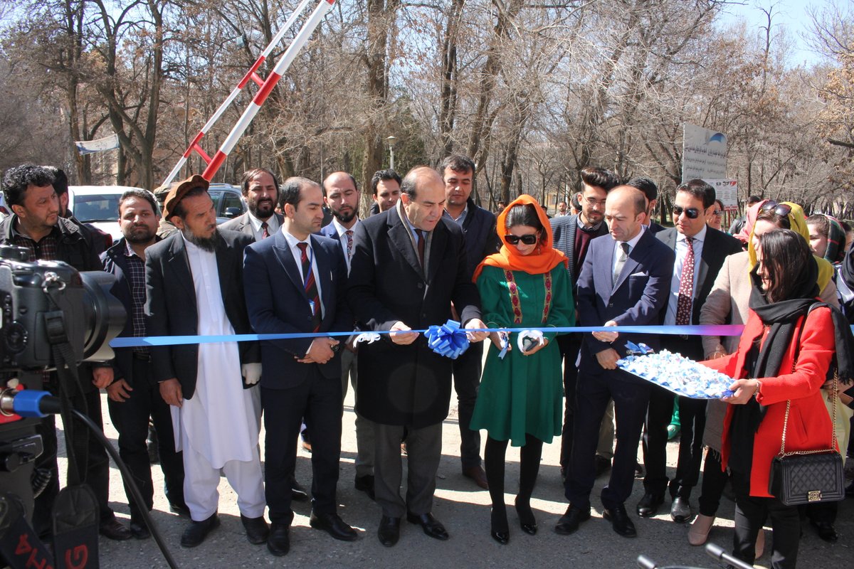 AfghanistanIHRC's tweet photo. کمیسیون مستقل حقوق بشر افغانستان با افتتاح یک نمایشگاه کتاب در دانشگاه کابل از هشتم مارچ، روز همبستگی زنان جهان تجلیل کرد. این نمایشگاه به مدت دو روز (18-19 حوت) به روی علاقه‌مندان باز است. https://t.co/CkWdJm1HYI