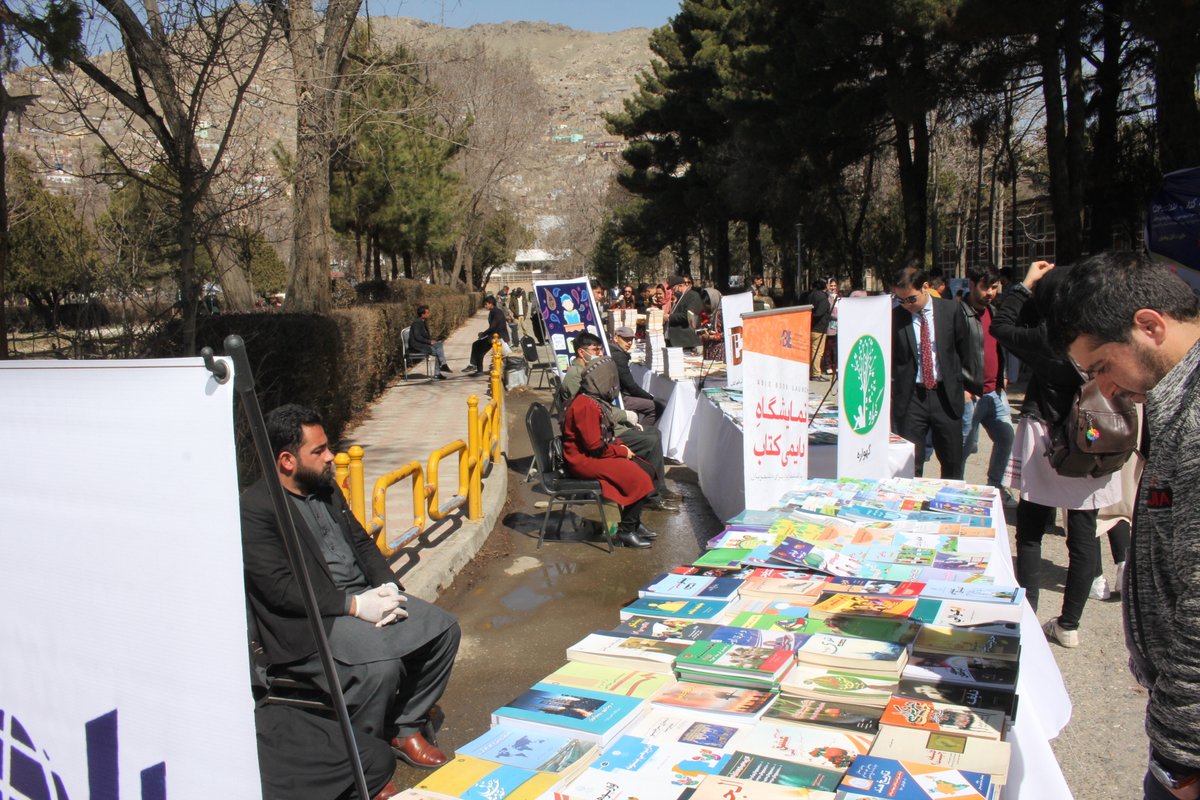AfghanistanIHRC's tweet photo. کمیسیون مستقل حقوق بشر افغانستان با افتتاح یک نمایشگاه کتاب در دانشگاه کابل از هشتم مارچ، روز همبستگی زنان جهان تجلیل کرد. این نمایشگاه به مدت دو روز (18-19 حوت) به روی علاقه‌مندان باز است. https://t.co/CkWdJm1HYI