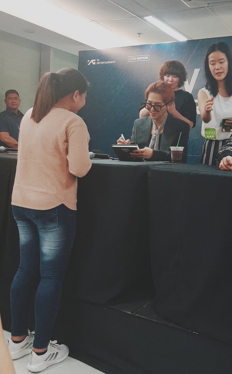 _inseo4winner_'s tweet photo. Treasured moment with the boys. 🥰 I'm so speechless that night that I regret not saying much. 😭 First time to attend fansign event and it's so surreal. They look so unreal. 😍💙💙💙💙

#Winner #Winner3rdMiniAlbum #WinnerFansigninManila #lateupload📸 https://t.co/O7LzPZaUYo