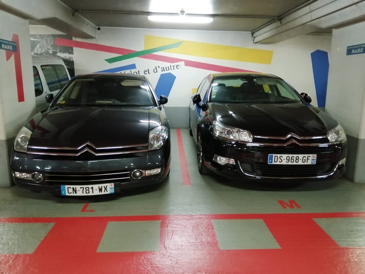 Les voitures de « fonction » des #Balkany sont arrivées à #Levallois, moteur encore chaud.