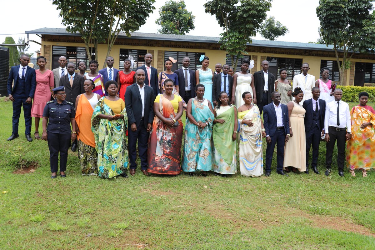 KicukiroDistr's tweet photo. Kwizihiza Umunsi Mpuzamahanga w'Umugore ku rwego rw'Akarere ka Kicukiro byabereye mu Murenge wa Nyarugunga mu ishuri rya G.S Camp Kanombe.

Ahenshi mu Mirenge, ibi birori byaranzwe no gusezeranya imbere y'amategeko imiryango yabanaga itarasezeranye. @RwandaGender @CityofKigali https://t.co/6wRsBvOADe