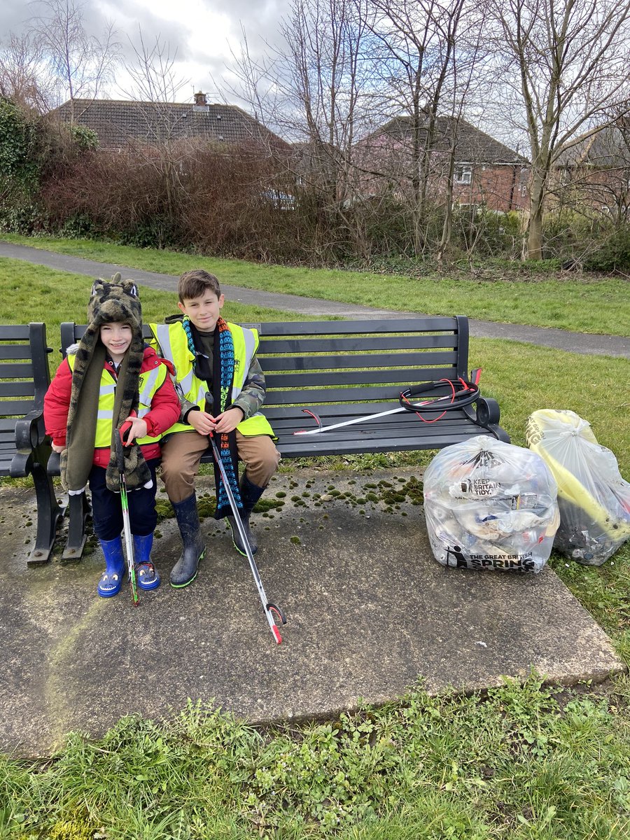 LisaDearn's tweet photo. @ThorpeHesleyPri taking a well earned break from litter picking in the Thorpe Hesley communit pick! Well done boys 🥰 https://t.co/fd6QKCywEK