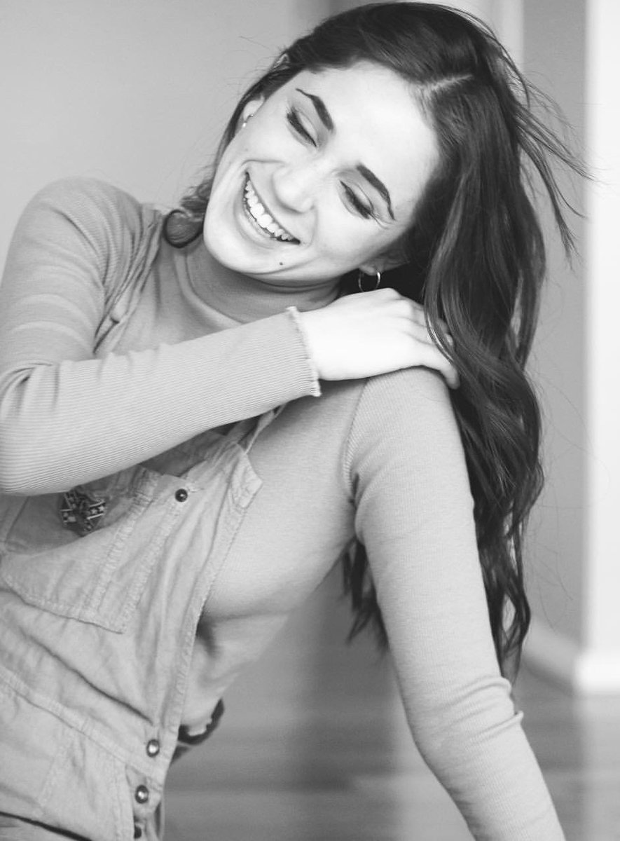 ninaasimoneetti's tweet photo. Gracias a los que me siguen en Instagram siempre sacandome una sonrisa pero creo que esto es lo último que me queda, una hermosa sonrisa ❤❤🌹

Feliz día de la mujer a las que eh conocido 

𝓕𝓮𝓵𝓲𝓬𝓲𝓽𝔂𝓯𝓸𝓻𝓷𝓸𝔀 https://t.co/CHgZlzcZIq