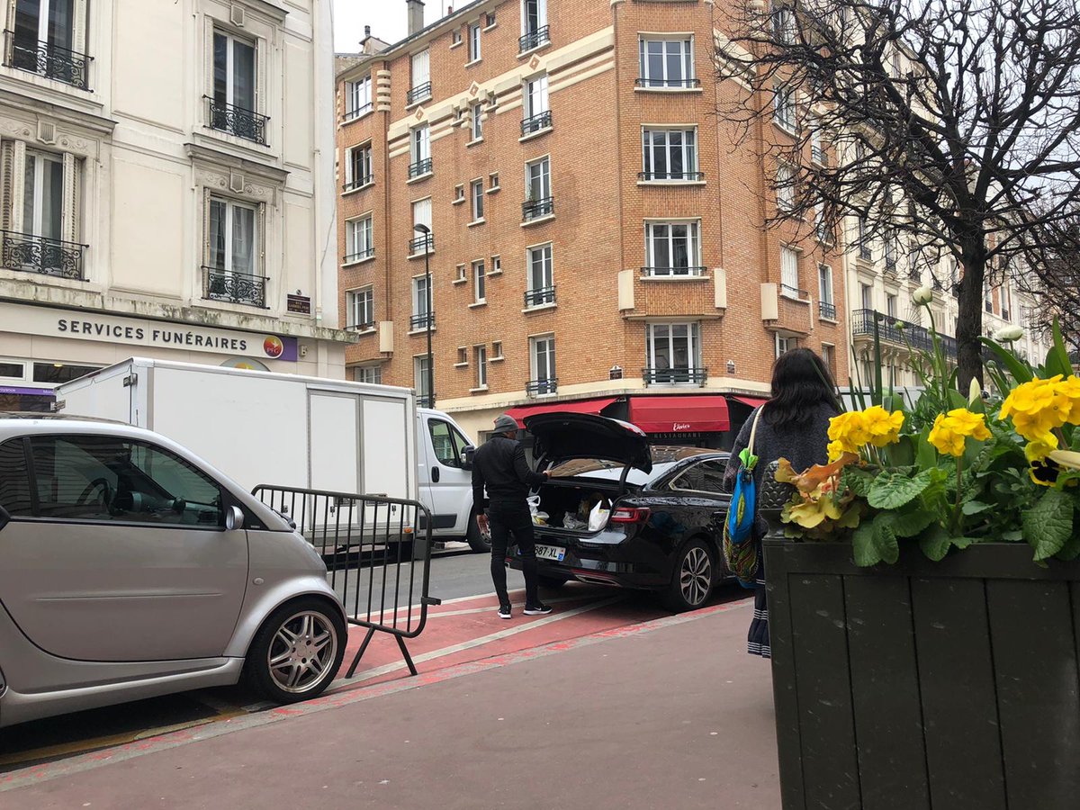 Déjeuner d’adieu en Mairie de #Levallois aujourd’hui, offert par la Ville, chauffeurs, voitures, serveurs, salle à manger, on ne se refuse rien avec Minouche ! 
On vous aime!