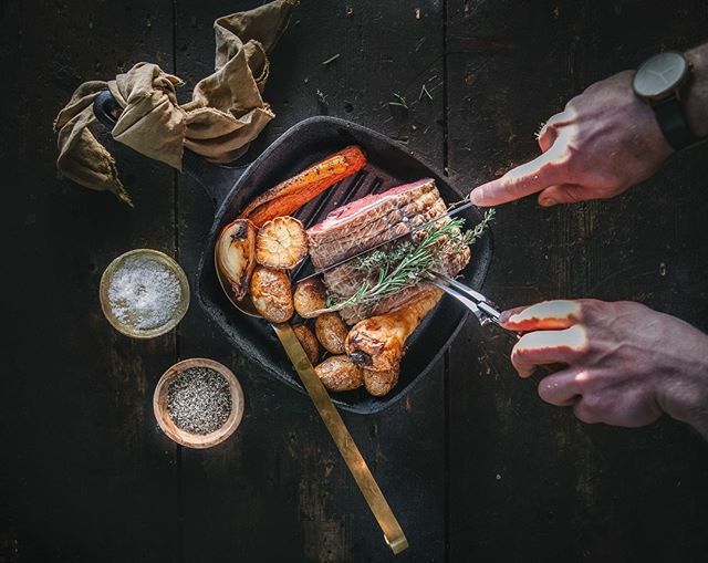 LovEventsUK's tweet photo. Oh hello, it's Sunday again! 😋⠀
⠀
Roast beef with sea salt and rosemary potatoes and seasonal vegetables. ⠀
⠀
Perfect in its own right but even better when paired with a glass of wine to end the week. 🤩⠀
⠀
#LovEvents #SundayRoast #SharingDinner #… https://t.co/MdIK7COBhW https://t.co/HqfvpGDnDS