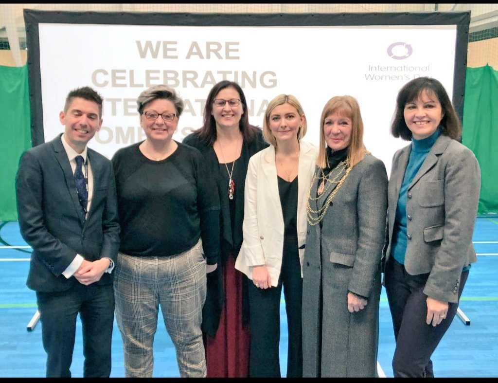 Great to join two inspirational young Doncaster women - athlete <a href="/BethDobbin/">Beth Dobbin</a> &amp; artist/designer <a href="/stacie_woolsey/">Stacie Woolsey</a> (and Mum) at <a href="/ncdoncaster/">New College Doncaster</a> along with @mydoncaster Civic Mayor Linda Curran &amp; @doncaster_pride <a href="/jendewsnap/">jenny dewsnap</a> for #InternationalWomensDay #IWD2020.👏 teacher @CeriBoyle