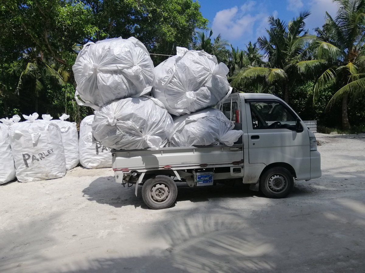 FEDAC04's tweet photo. Baakee huri 20 jumbo fulhi miadhu  Mithuru Company Pvt Ltd ge ehee theri kamaaieku @parleymv ah fonuvifa. Miaaeku mihaathanah jumula 49 jumbo mivanee fonuvifa. Shukuriyaa
#MithuruCompanyPvtLtd
#ParleyMaldives
#plasticnoongotheh
#NALANALAFEYDHOO https://t.co/p3gSEuIf8H