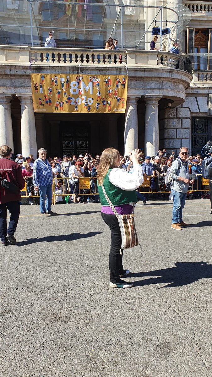 falladrcollado's tweet photo. A tabalà popular en homenaje al maestro dolçainar Joan Blasco, ya en la plaza del Ayuntamiento. Este año coincidiendo con el #8marzo2020, con la prestigiosa dolçainera Susana Díaz dirigiendo las collas https://t.co/iTaxbhwEg1