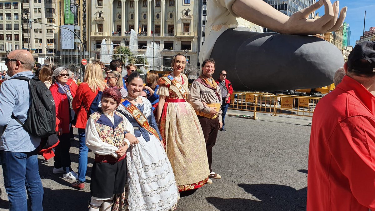 falladrcollado's tweet photo. A tabalà popular en homenaje al maestro dolçainar Joan Blasco, ya en la plaza del Ayuntamiento. Este año coincidiendo con el #8marzo2020, con la prestigiosa dolçainera Susana Díaz dirigiendo las collas https://t.co/iTaxbhwEg1
