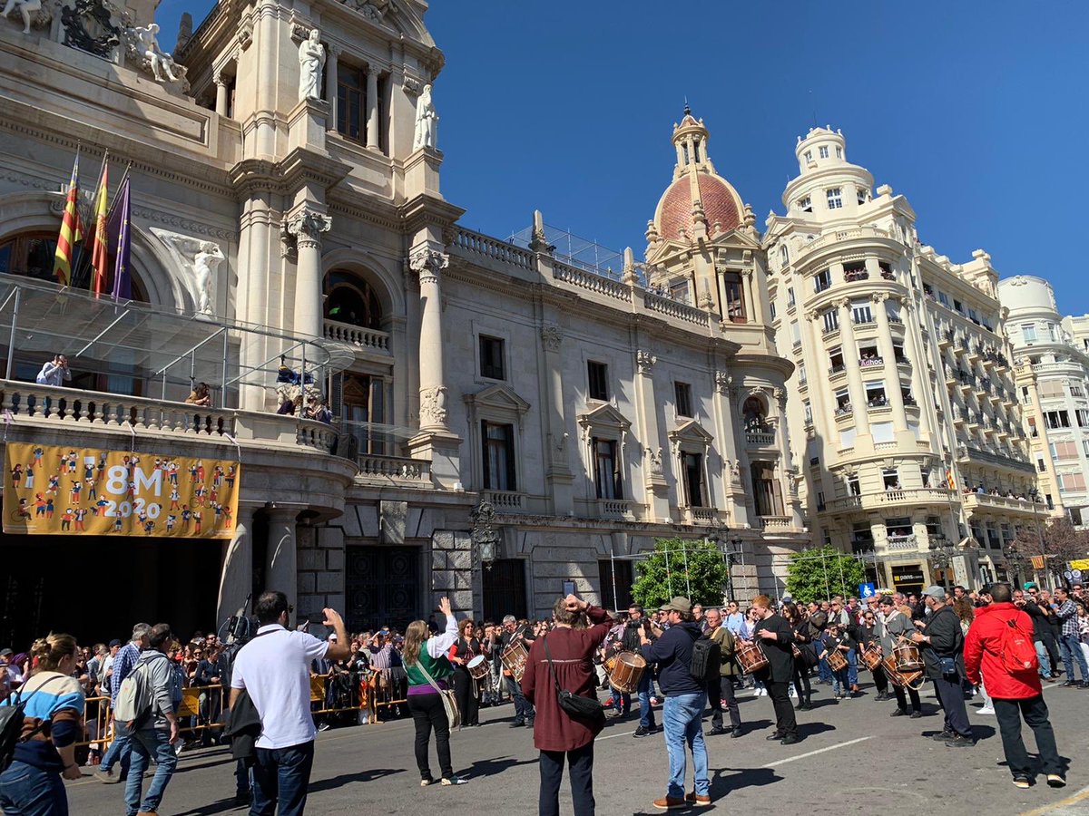 falladrcollado's tweet photo. A tabalà popular en homenaje al maestro dolçainar Joan Blasco, ya en la plaza del Ayuntamiento. Este año coincidiendo con el #8marzo2020, con la prestigiosa dolçainera Susana Díaz dirigiendo las collas https://t.co/iTaxbhwEg1