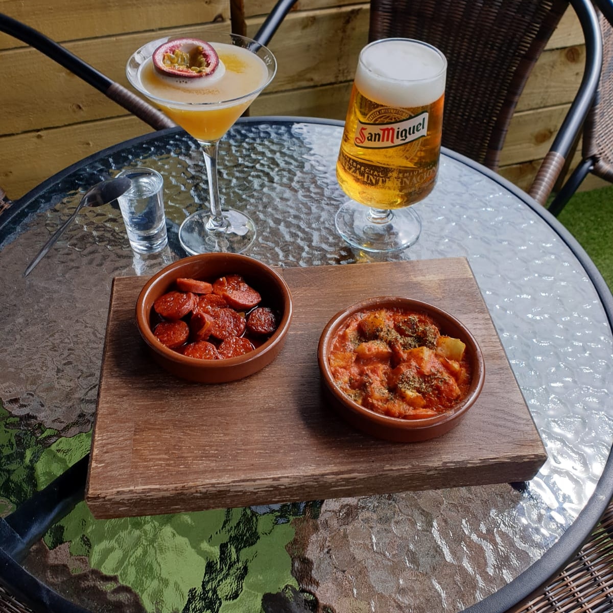 shepherdswilms1's tweet photo. #Sunday funday - and the suns peaking through... Join us for nibbles and drinks
.
#Weekend #family #friends #dogfriendly #tapas #halloumi #chips #Cheeseboard #deliboard #wilmslow #cheshire #shepherdswilmslow https://t.co/Ii2fZ2pTw6