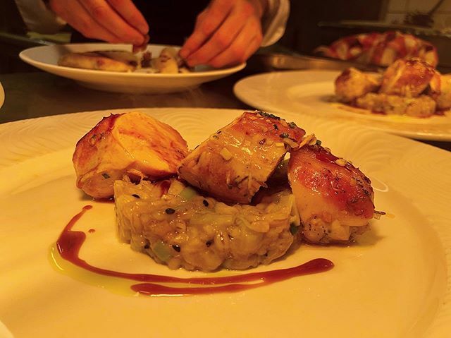 TheChequersWT's tweet photo. Guinea fowl with a leek and onion ‘porridge’ and bacon dripping glaze! 🥓 #localfood #michelin #finedining #chefs #culinary #foodphotography #culinarytalents #chefstalk #gourmet #chefstable #instafood #chilterns #buckinghamshire #westonturville #bacon #porridge #guineafowl #l… https://t.co/eXxhfRCwoG