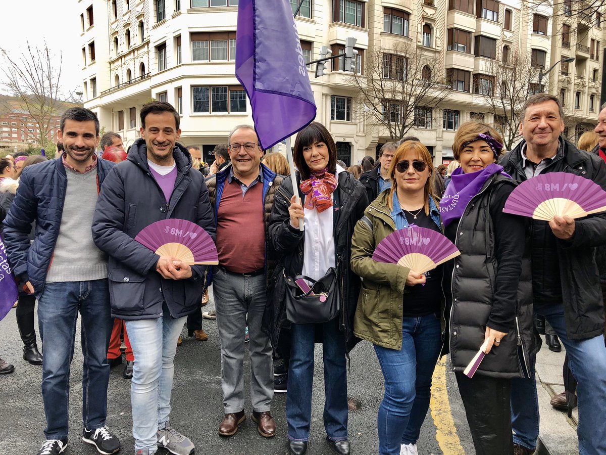 PSEBizkaia's tweet photo. 💜🌹Los Socialistas Vizcaínos en la manifestación del #8M de Bilbao.
¡Qué viva la lucha de las Mujeres!
#MujeresIgualesYLibres #DiaInternacionalDeLaMujer
@socialistavasco @PSOE https://t.co/s50knkRt08