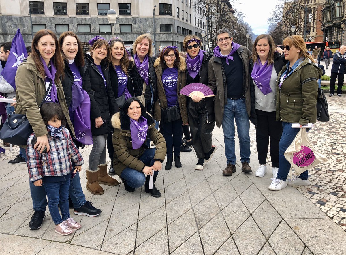 PSEBizkaia's tweet photo. 💜🌹Los Socialistas Vizcaínos en la manifestación del #8M de Bilbao.
¡Qué viva la lucha de las Mujeres!
#MujeresIgualesYLibres #DiaInternacionalDeLaMujer
@socialistavasco @PSOE https://t.co/s50knkRt08