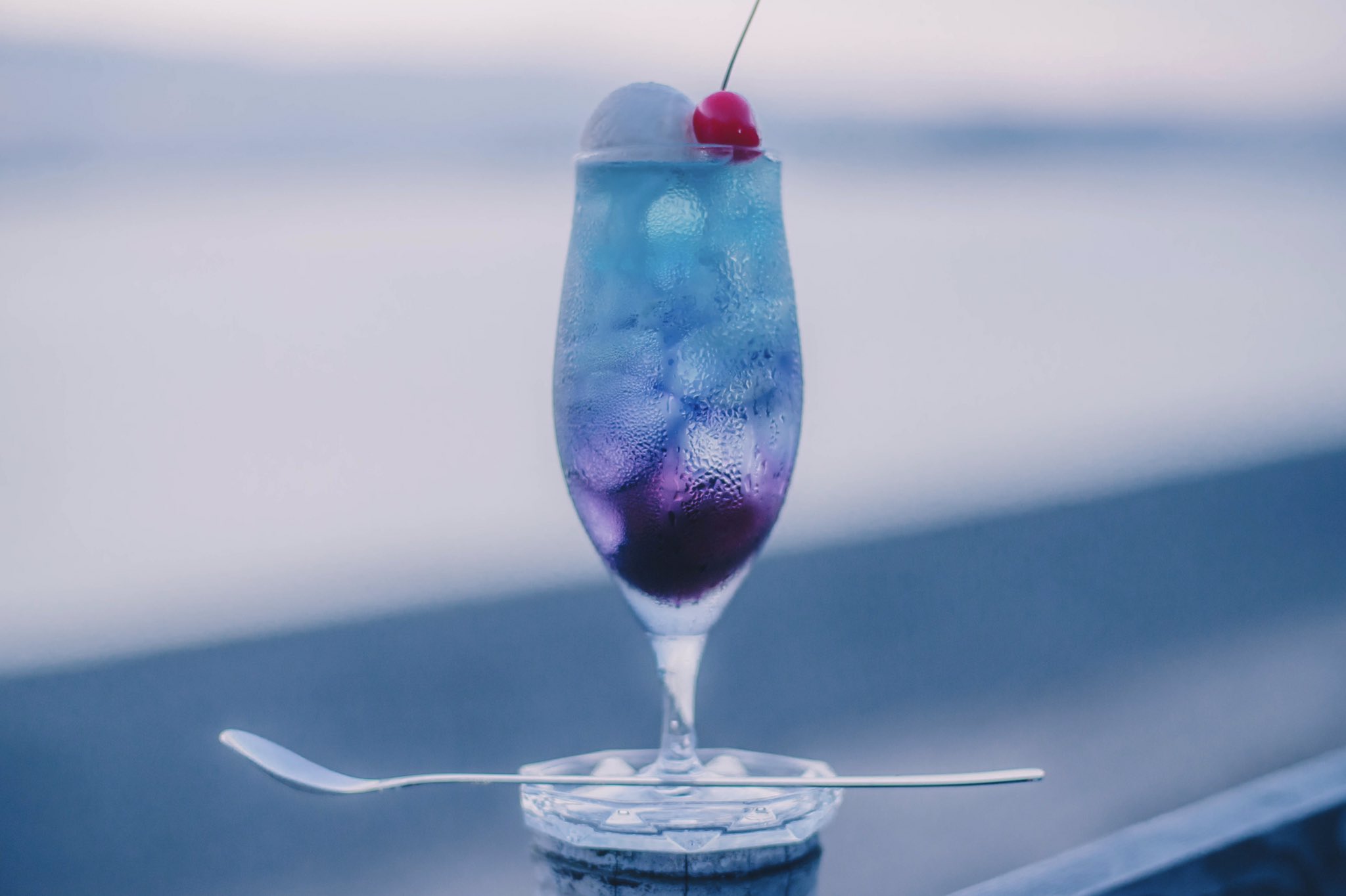 月の見える朝のクリームソーダ