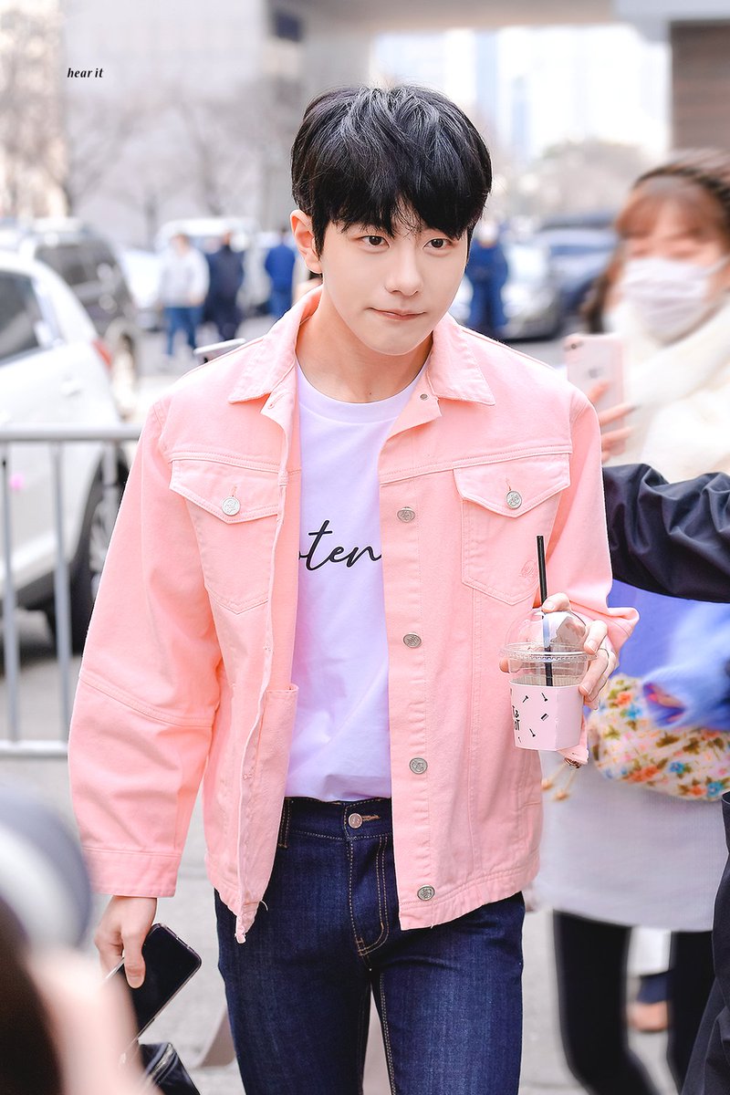 😂😂😂😂😂😂😂😂😂😂

Bomin otw mubank wearing pink jacket and white t-shirt 2018 vs 2020 

*his weight different tho :"