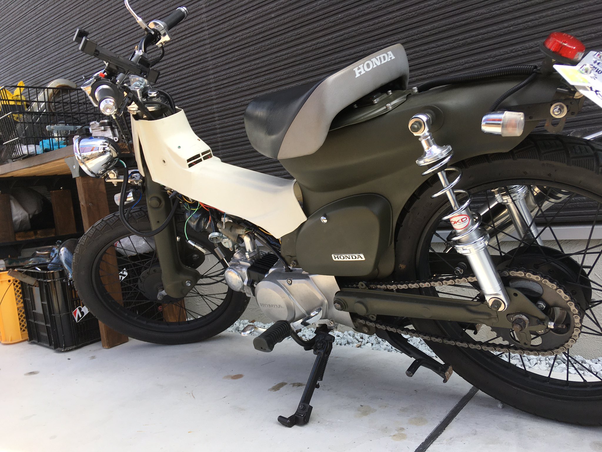 تويتر まーし スーパーカブ Super Cub C50 Tw0 على تويتر キャブ横に向けたけど 症状変わらず プラグ見たら真っ黒 Mj95 Mj75に下げたら無事エンジンかかった けど アイドリングが高いまま下がらない ワイヤーが短い 二次エアー吸ってる カブのキャブ