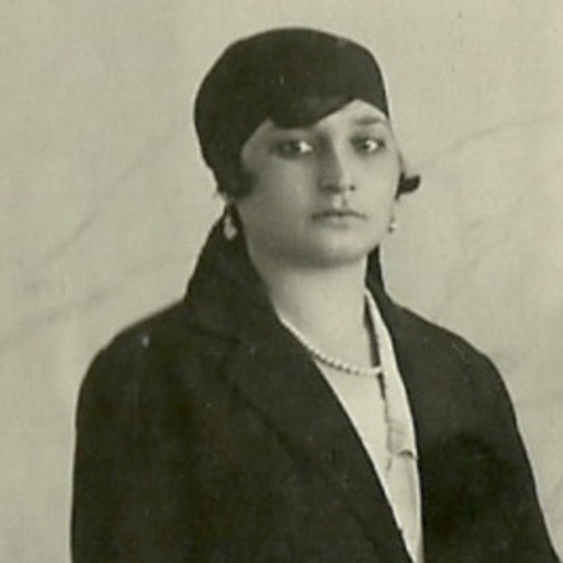 Naziq al-Abid (1887-1959) was a Syrian feminist, writer and freedom fighter who volunteered to serve in the Syrian army to fight the French  #WomensHistoryMonth  https://books.google.com.hk/books?id=sC-xU8QHSooC&pg=PA360&redir_esc=y&fbclid=IwAR0S7sRn7inie9QowoBm8pqwxUuEKzmDqXCNEkxrfDatUJEzcr2aXqZaE18#v=onepage&q&f=false