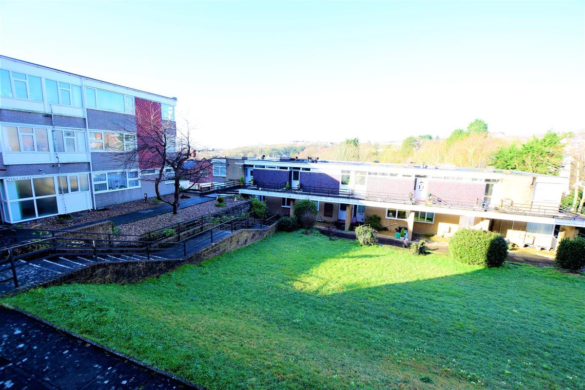 *** ONE BEDROOM STUDIO APARTMENT ***

A well presented one bedroom studio apartment ideally placed off St Nicholas Road to the West End of Barry. Local beaches, parks, public transport and shops are a few minutes walk away. 

£94,950

ninaestateagents.co.uk/property/rowan…