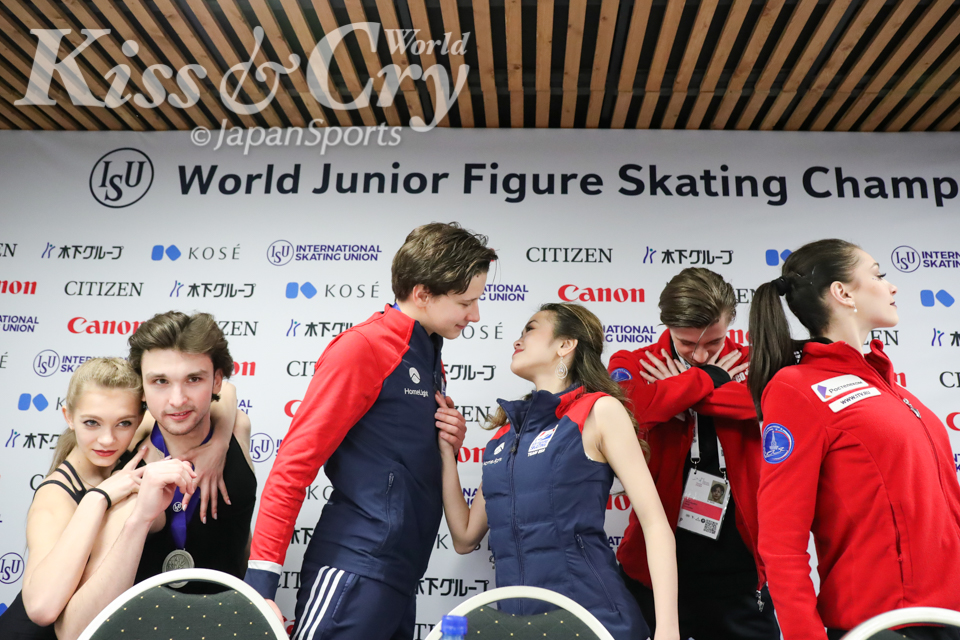 KissCryWorld's tweet photo. ✨#世界ジュニア選手権 PHOTO📸レポート⑧🇪🇪✨

Jrアイスダンス フリー🥇の写真と結果、
メダリスト記者会見の様子をお届けします💃🕺

❄️最終順位❄️
🥇ニューエン&amp;コレスニク組🇺🇸
🥈カザコワ&amp;レビヤ組🇬🇪
🥉シャナエワ&amp;ナリズニー組🇷🇺

#世界Jr2020 
#フィギュアスケート https://t.co/Ry6Q5H4rwO