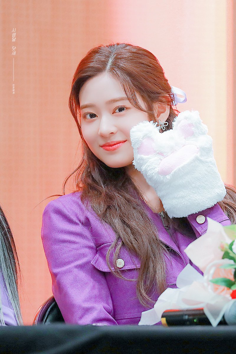 010205mj's tweet photo. 200222 당산 팬사인회

#아이즈원 #IZONE #アイズワン
#김민주 #KIMMINJU #キムミンジュ https://t.co/ZZVrLdHxkk