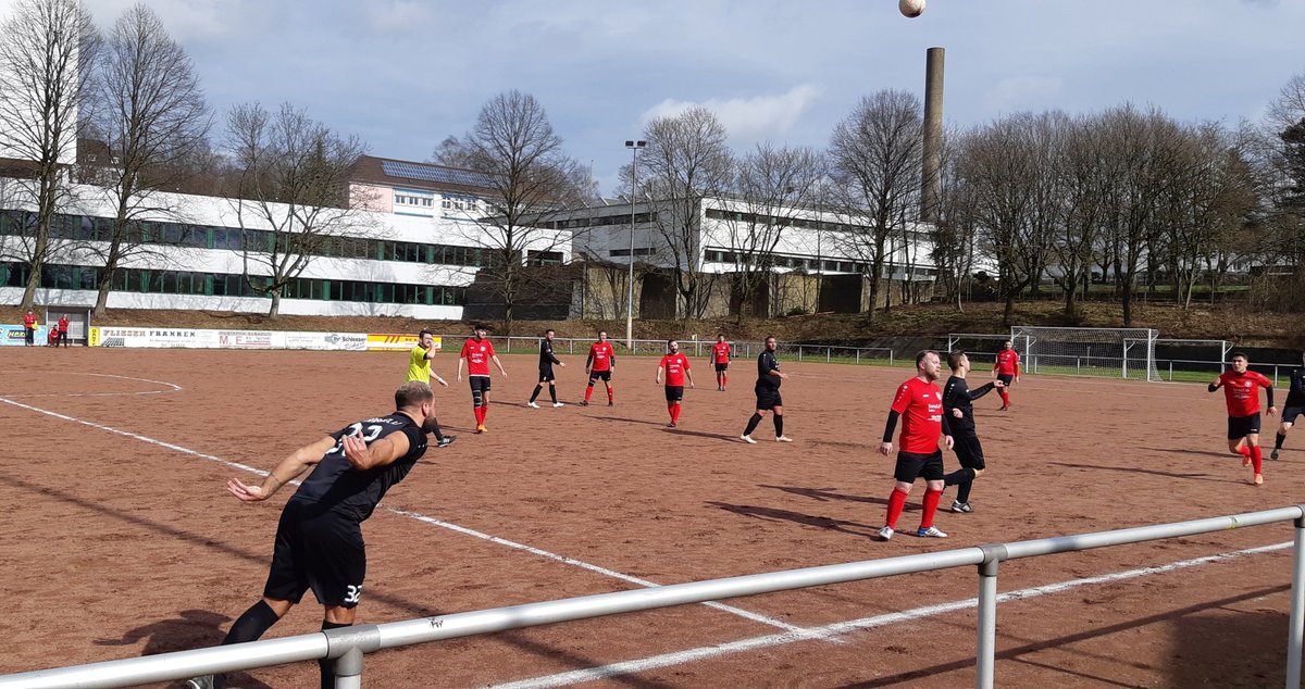 TaiGinseng's tweet photo. Bevor das öffentliche Leben im Hochrisikoland #NRW zum Erliegen kommt, noch mal schnell ne Portion #Fuppes auf Asche. #Remscheid #Kreisliga https://t.co/lbVHeJaODh