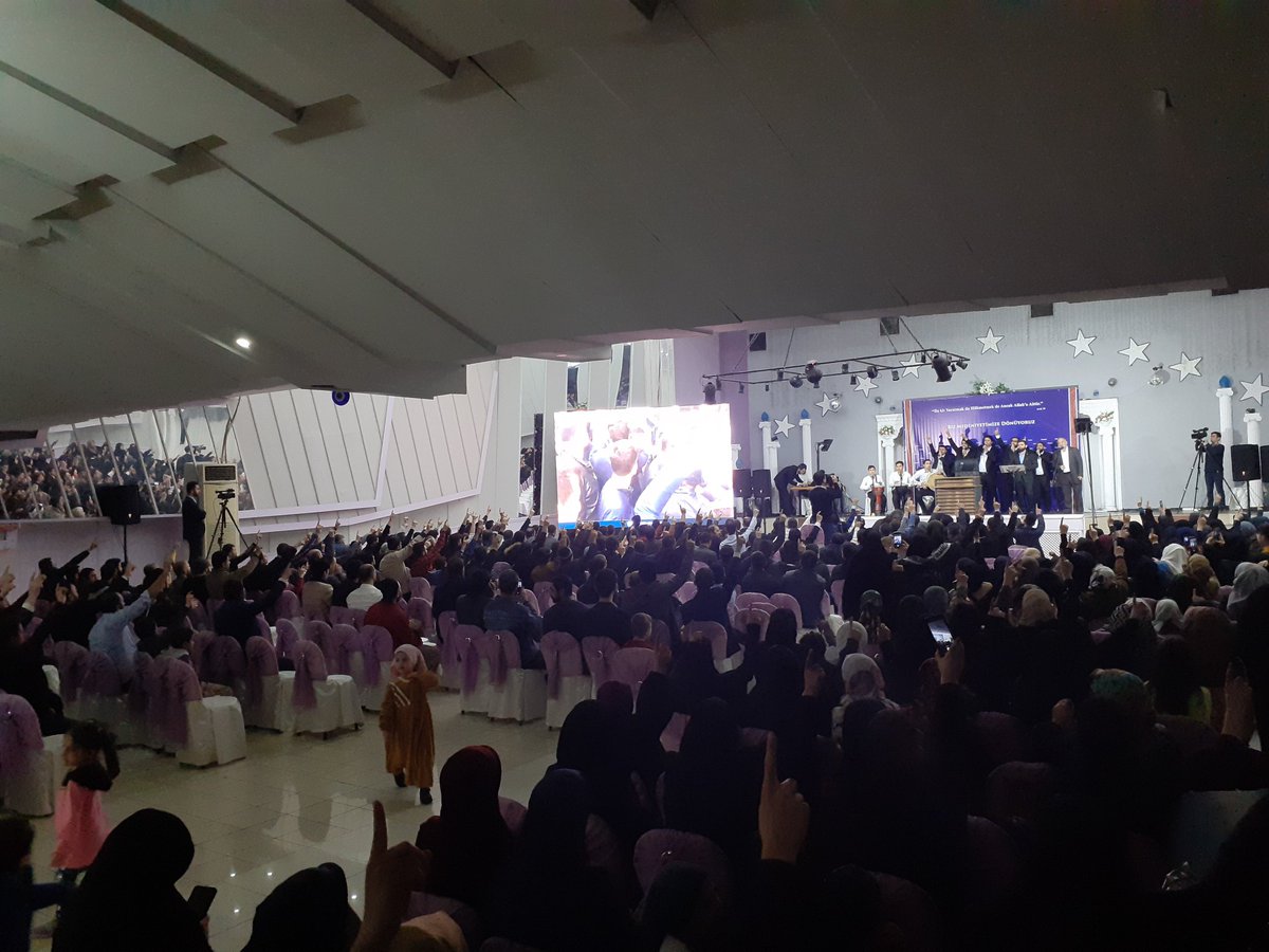 furkanhistanbul's tweet photo. Hocamız salona alınmayıp dışarıda bekletilmektedir. Salondaki halkımız hep bir ağızdan Grup Furkan ile birlikte"Alparslan Hocam" ezgisini söylüyor. https://t.co/QRtMbX3ZzQ