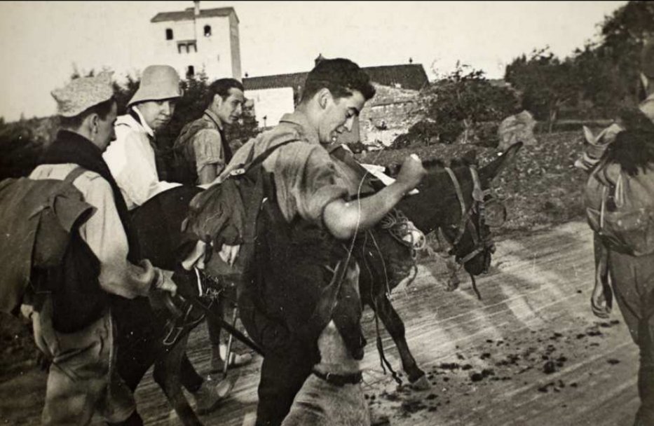 Banyeres's tweet photo. Ca n'Argelaguet. A l'esquerra, els membres de la #ColladeSabadell el 1919 anant cap a #Matadepera i la font del Saüc. A la dreta, la masia avui. #Sabadell #rodal #parcagrari https://t.co/3QJ0SDMvHo