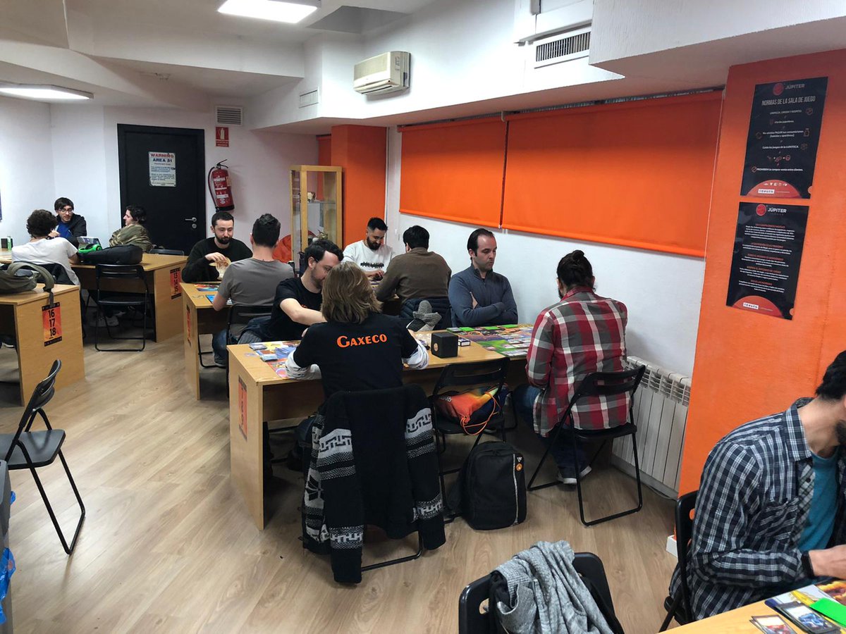 TeamJpiter1's tweet image. En este momento se está celebrando el Store Championship de Júpiter Central. ¿Quién alzará el tapete de campeón?