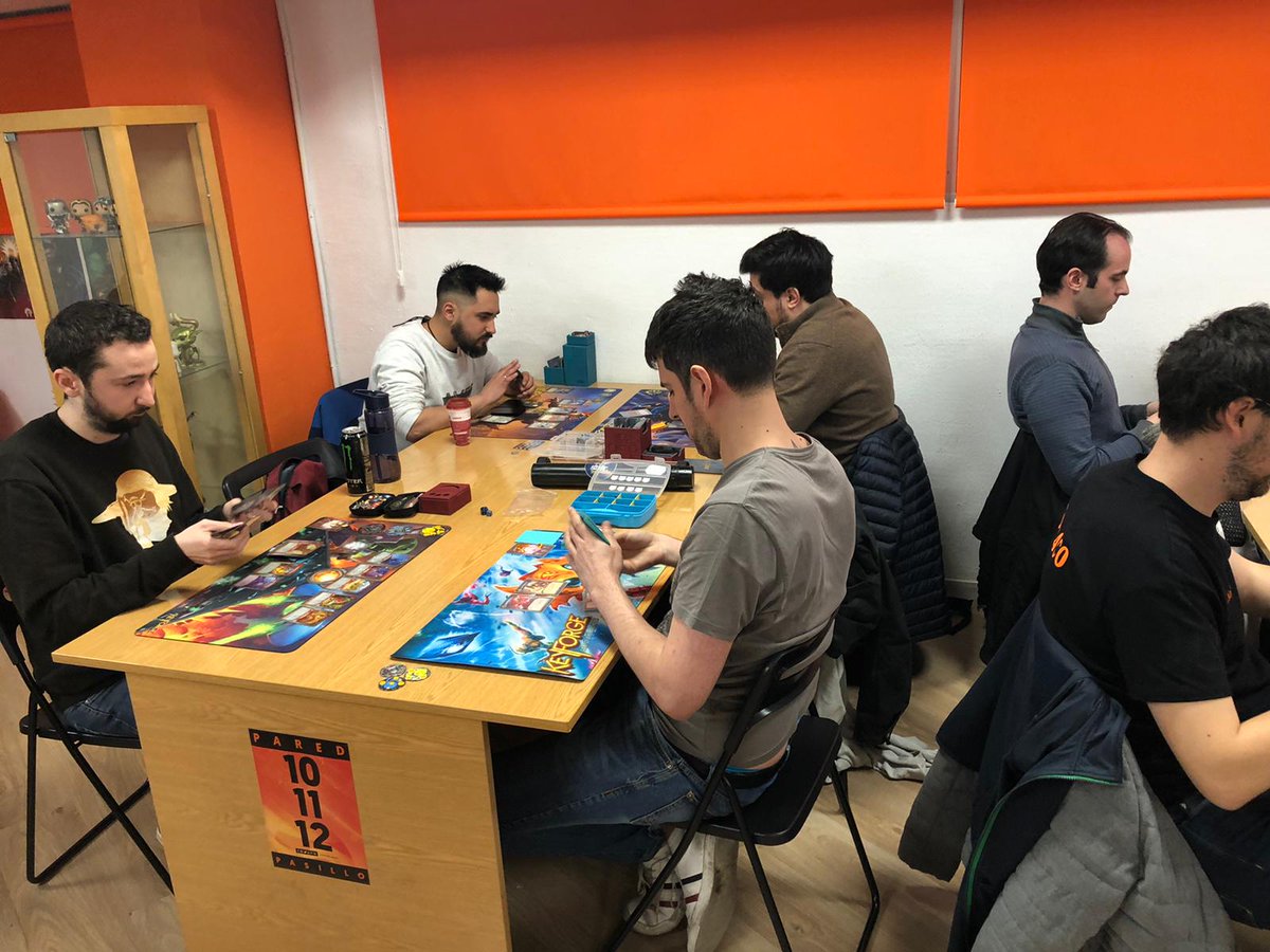 TeamJpiter1's tweet image. En este momento se está celebrando el Store Championship de Júpiter Central. ¿Quién alzará el tapete de campeón?