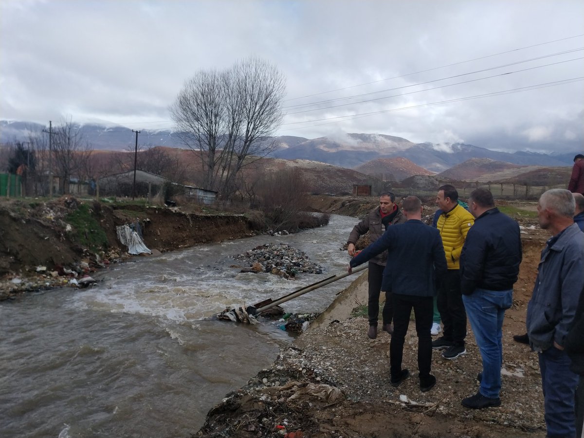 BashkiaP's tweet photo. Çerravë/ Prurjet e shumta të lumit si pasojë e rreshjeve të shiut kanë rrëzuar urën që lidh Çerravën me Qershizën. Grupet e punës të bashkisë janë prej orëve të para të ditës në terren, për të bërë të mundur zgjidhjen e problemit. Do rindërtohet ura për banorët dhe automjetet. https://t.co/IiOovA8bBo