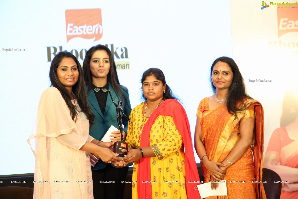 Ragalahari's tweet photo. Eastern Condiments Presents Eastern Bhoomika Awards - https://t.co/WkrGwiQ9aa #EasternCondiments #EasternBhoomikaAwards #RagalahariEvents https://t.co/ZoHRWMAnpZ