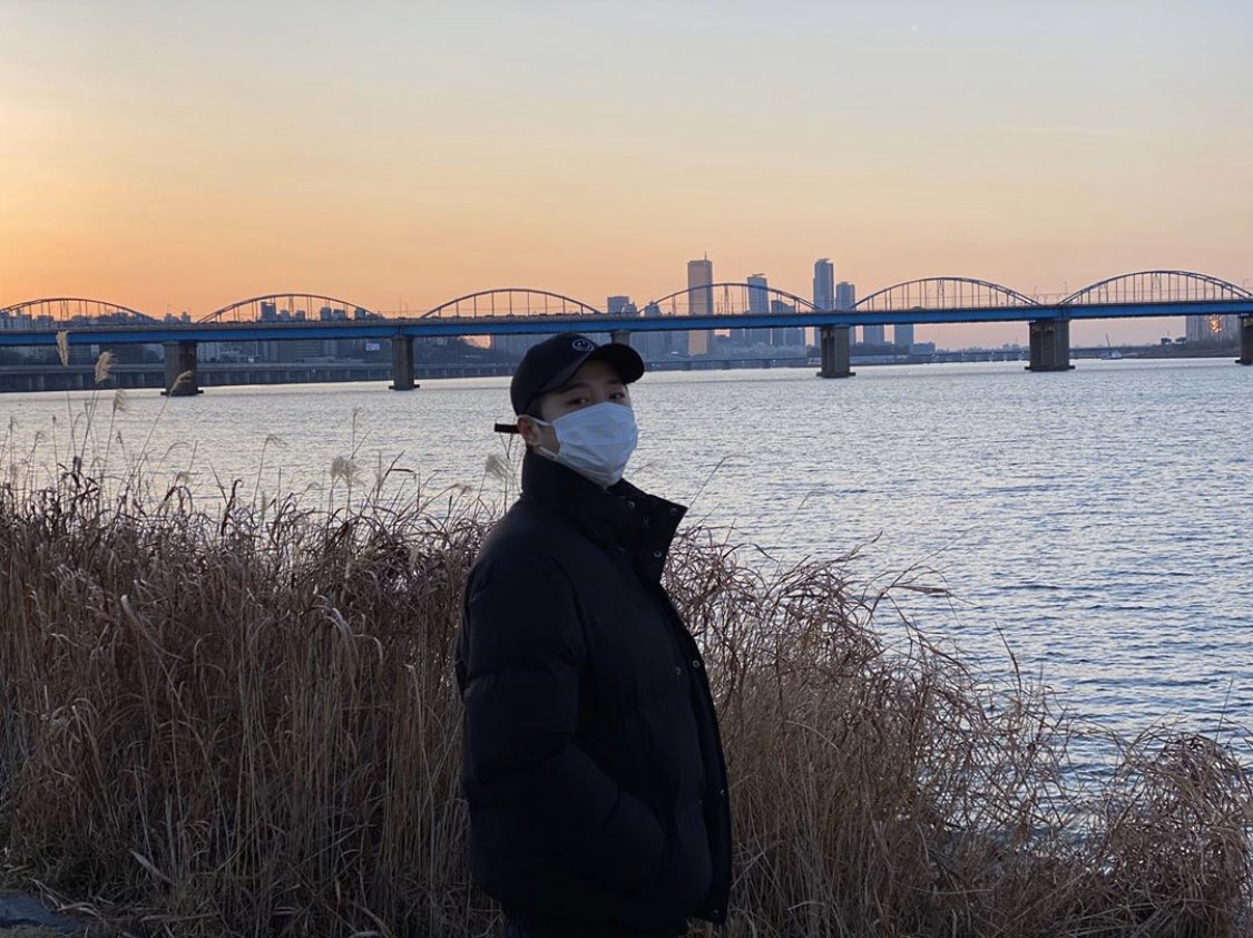 4Seasons_LEJ's tweet photo. [EUISTAGRAM] 2020.03.08

Front, side, back~

#front #side #back #whileviewingsunsetathanriver #inthemidstofexercising #payattentiontohealthmaintenance #maskisessential 

#이의진 #의진 #euijin #leeeuijin #의진이랑 #이랑 #이의뎅 #가수 #ウィジン https://t.co/nCIWWNMUR1