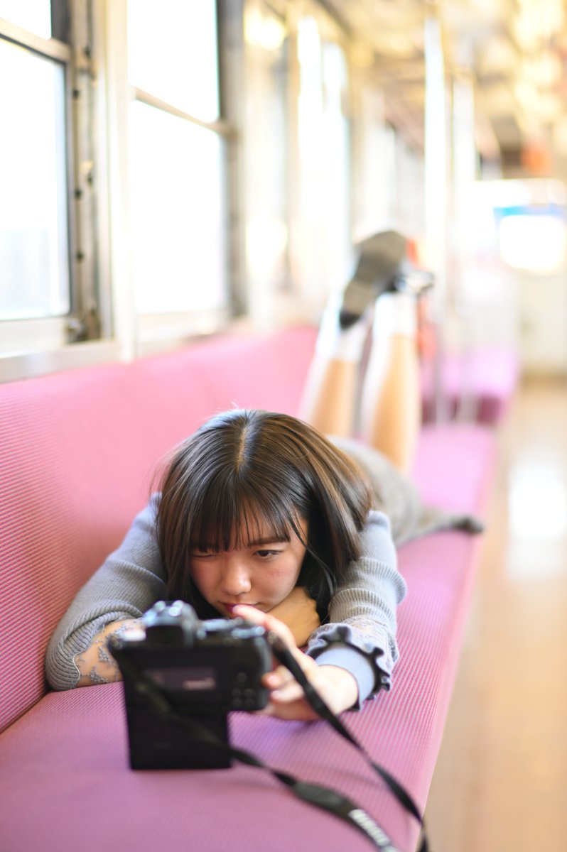 HolorinHikaru's tweet photo. 2/11 #夢宮まりあ @twinkle_kmmc07 さん #キミマチ撮影会 から（１６）。

列車内はぽかぽか😊
コロナで撮影自粛中なので（嘘）、まりあさんの写真で、もうちょっと引っ張ります（いっぱい撮ったからｗ）😆

#アルピコ交通 
#上高地線 #新村駅

#松 
 
#NIKON #D780 #AFS58(AF-S NIKKOR 58mm f/1.4G) https://t.co/2m3q5s7Tpb