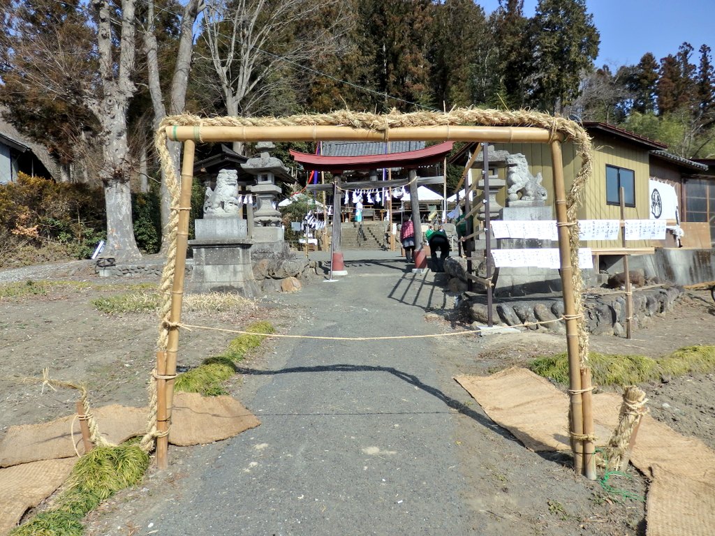 匕 キ イシ夕 上蒔田椋神社の御田植祭10 苗代の式 境内にしめ縄を張り巡らして見立てられた御田代と呼ばれる御神田 そこに水麻 みずぬさ が立てられると田仕事の始まり 鍬起し 畔ぬり 代かき 上蒔田椋神社 御田植祭 苗代の式