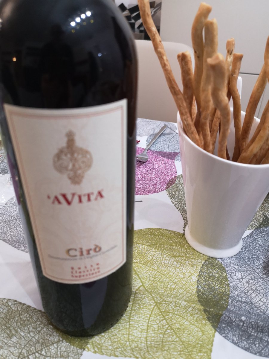 NNapoletano's tweet photo. L'eleganza del Cirò : vista brillante, naso di frutta polposa e fiori freschi, assaggio dinamico, rinfrescante giustamente tannico finale sapido con ritorni di fragolinee foglie di amarena https://t.co/yaFLQ6XG4O