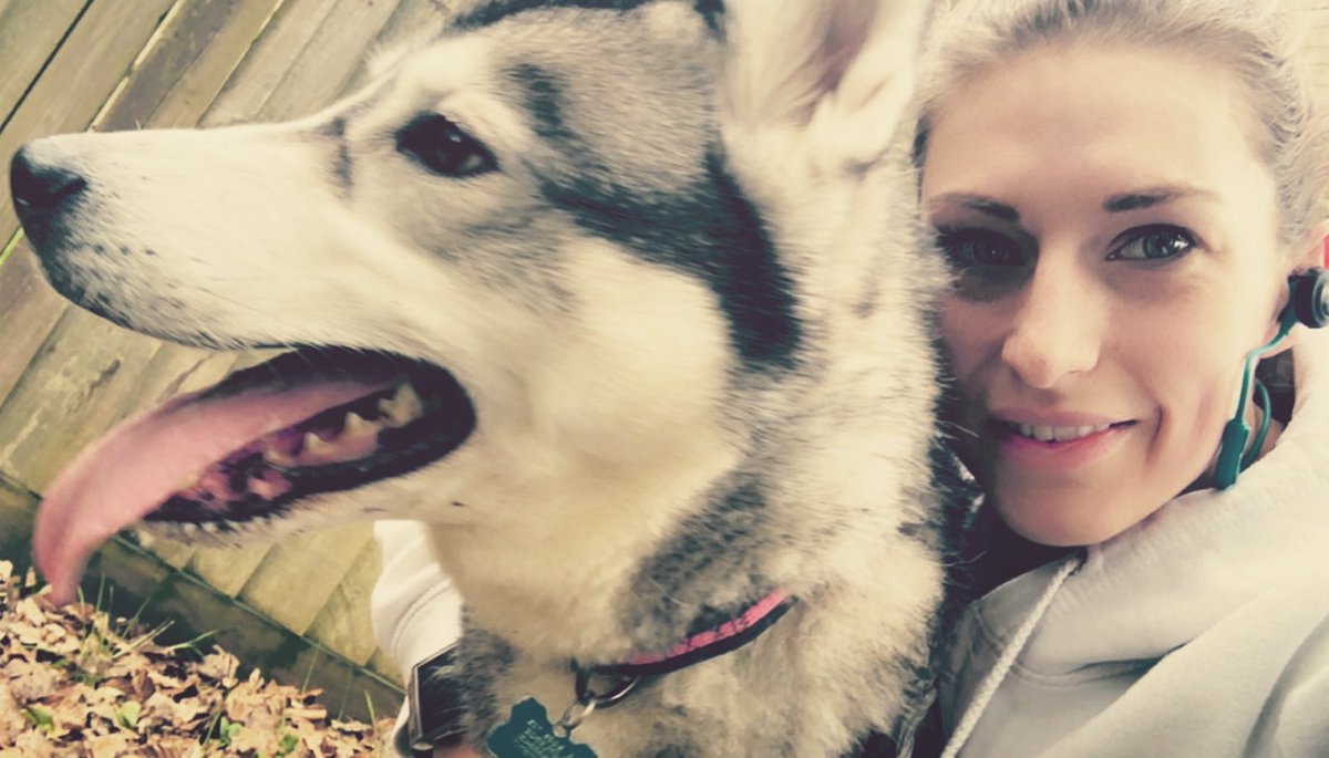 Kel12Rutledge18's tweet photo. First run with my favourite wolf 🐺 running buddy, in over 6 weeks! One of us was way too excitable &amp; energetic.. &amp; the other sweating pure gin 🍸😂 #RunningBuddies #SundayMorningRun #SweatingGin #ShadowTheHusky #Husky #Running https://t.co/54DzbSzU45