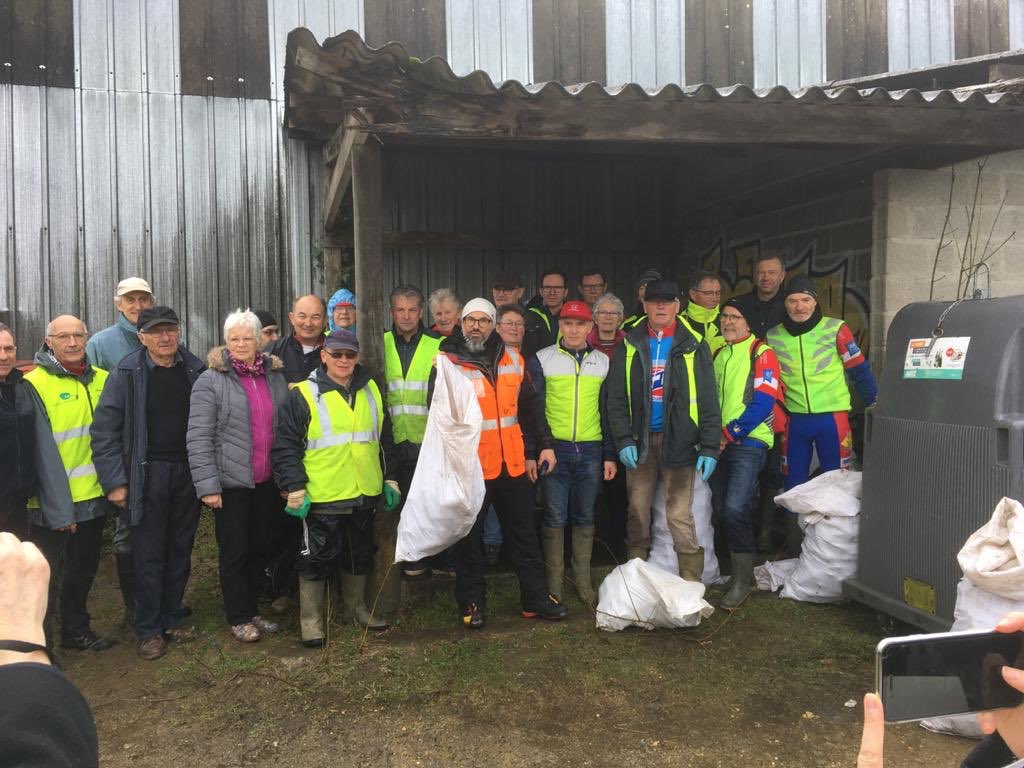 FabienneLeRidou's tweet photo. Mobilisation des cyclos de Bonchamp pour le ramassage des déchets, une opération soutenue par la majorité de la municipalité présente. 720 kgs !! Il y a encore du travail 😮 https://t.co/ohJrT2XPC5