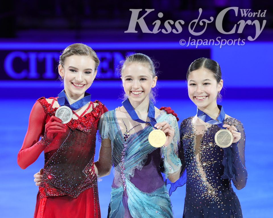 KissCryWorld's tweet photo. ✨#世界ジュニア選手権 PHOTO📸レポート⑪🇪🇪✨

Jr女子の表彰式💐とメダリスト記者会見の様子です🤩

🥇#カミラ・ワリエワ 選手🇷🇺
🥈#ダリア・ウサチョワ 選手🇷🇺
🥉#アリサ・リウ 選手🇺🇸

#KamilaVALIEVA 
#DariaUSACHEVA 
#AlysaLIU
#WorldJFigure #フィギュアスケート https://t.co/QXyARsX1dm