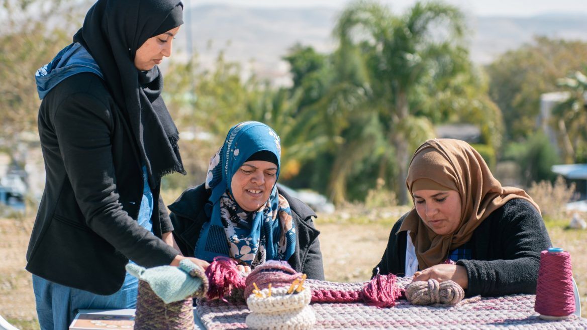 ESIsrael21c's tweet photo. En #Israel, el #crochet se convierte en una fuerza de cambio. La iniciativa social israelí #iotaProject permite a mujeres beduinas israelíes y refugiadas sirias ganar un salario y una posición social con la creación de diseños exclusivos. https://t.co/12NklCl0AT https://t.co/aUdlYZKmH5
