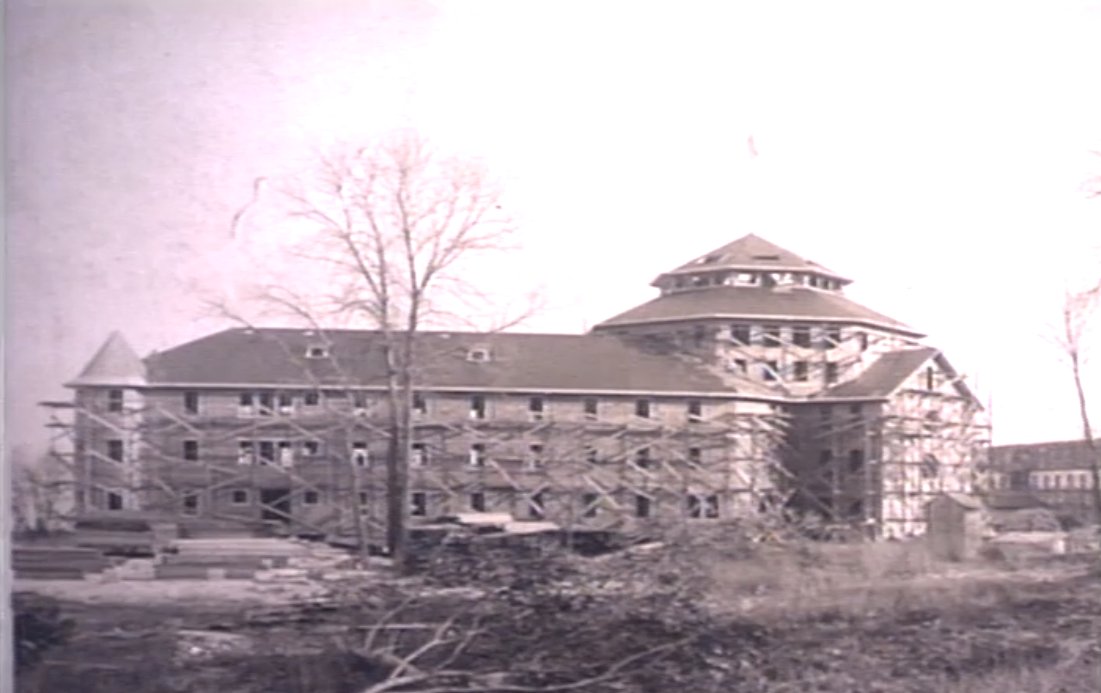 cedarpoint's tweet photo. 62 days until Opening Day! 

In this photo, the iconic rotunda of Hotel Breakers is under construction before it opened in 1905. #CP150 https://t.co/Ag9NjsBoXx