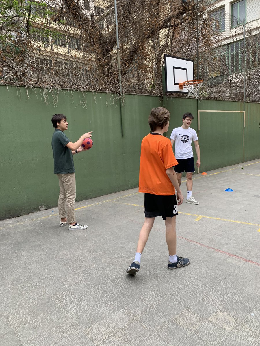 Ef4eR's tweet photo. Començem a jugar, aquesta activitat esta agradant molt al grup de classe i els esta ajudant molt en el joc en equip.    #juego #ball #sports #Diversion #diversidad #unidad https://t.co/bIb2ABHxWE