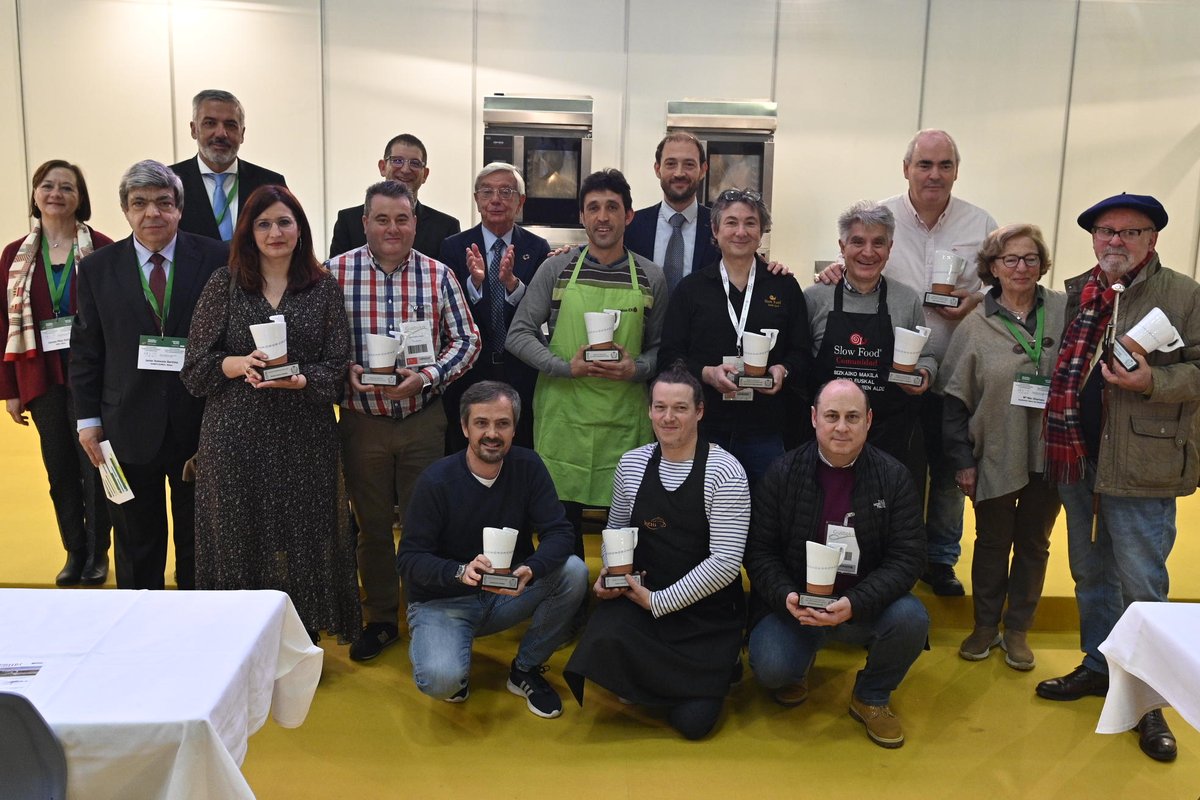 ¡Zorionak a todos los ganadores de los Premios y Distinciones #Gustoko 2020 otorgados esta mañana por la RAMPV-EHMEA en colaboración con Makilaren Kofradia, <a href="/ESHBI_Bilbao/">Escuela Superior de Hostelería Bilbao</a> y <a href="/BEC_Bilbao/">BEC</a>! Zorionak guztioi!