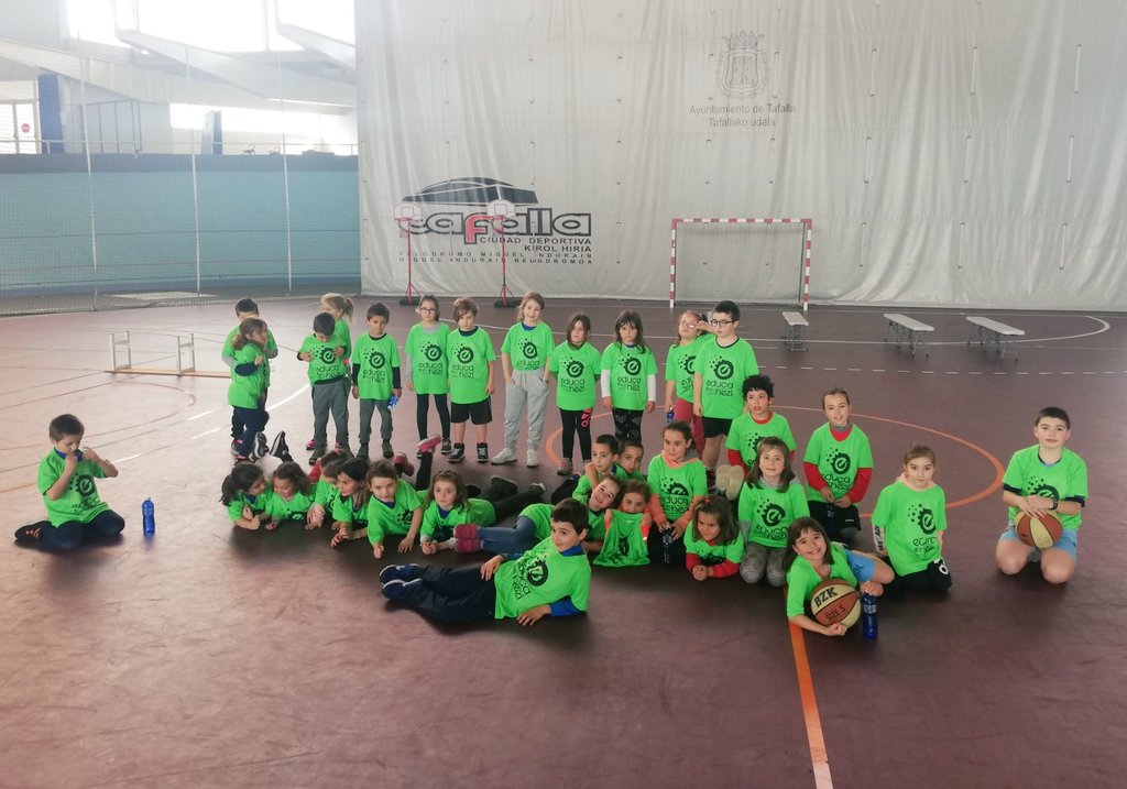 FNBaloncesto's tweet photo. ¡Nueva jornada del #ProgramaEduca!
Hoy se han dado cita en #Tafalla 32 niños/as y 9 monitores/as de los clubes @C_B_Tafalla, @CDAdemarSarri, @CBBurlada y del Colegio El Huerto
Gracias al @C_B_Tafalla por la acogida y por una gran organización 😘 https://t.co/n4PmE7ljm3