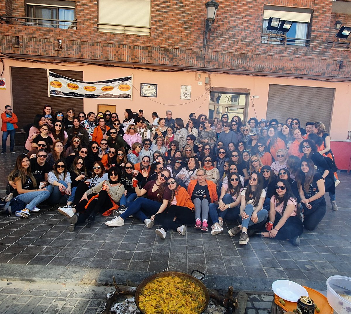 FallaPlTenda's tweet photo. Brindem per elles, per les nostres i per totes!!

@JCF_Valencia https://t.co/dYRJoPgc3s