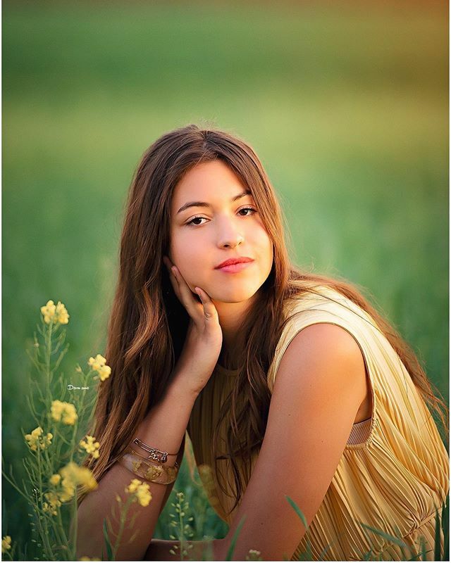 DevonAnnePhoto's tweet photo. That time, last April, that I nervously approached a request to photograph a senior session...and showed up to a supermodel 🤯😍 Love seeing all these sunset session orders come through. Counting down the days until this field is looking like this agai… https://t.co/Z7cZwoJ1nB https://t.co/hfRPP2H1Kt