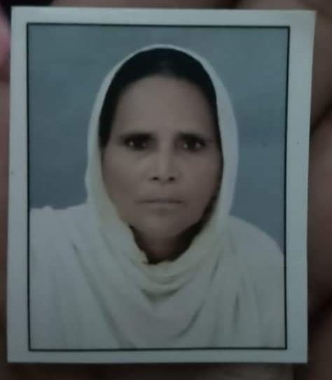 Arshi7Khan's tweet photo. Feel sorry to let you all knw that a lady aged around 55 yrs. named Farida hs expired as she got wet badly in day b4 yesterday's rainfall during #NRC_CAA_Protest at #ClockTowerLucknow
This is the 2nd death of a wmen protesters from Lko
How does our PM feel this #WomensDay2020 ? https://t.co/jQmho97YQw