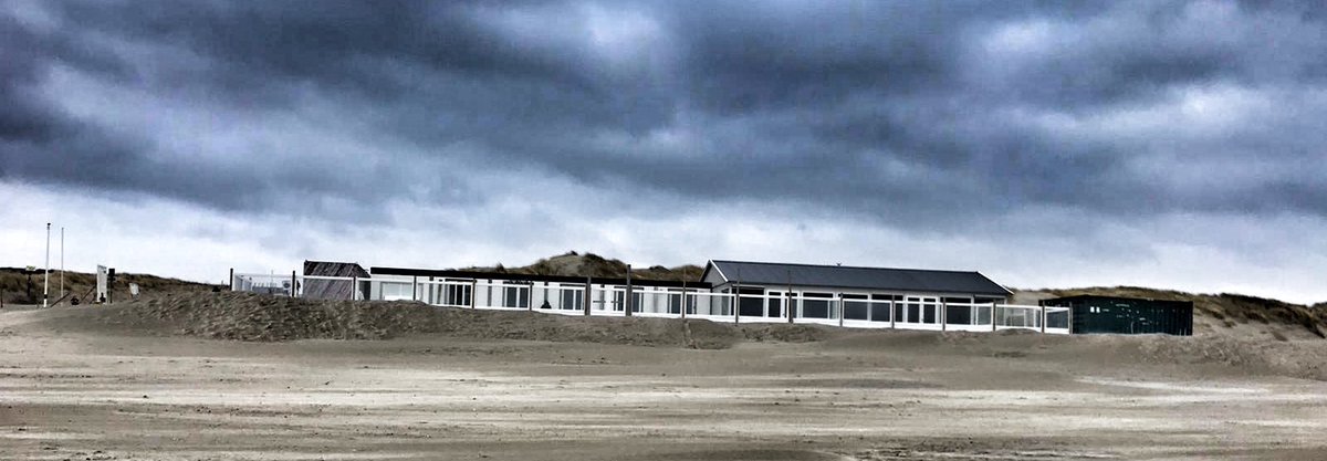 L0UL0UDI's tweet photo. Nog even en we kunnen weer genieten van #strand #zwoeleavonden #bugaloe @cafekleinejan ☀️ #opbouw #strandtent https://t.co/SmxiVsCV18